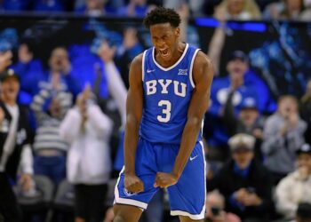 2026 年 NBA 選秀熱門人選 AJ Dybantsa 在比賽中扣籃與接受採訪的畫面
