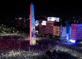 2026 年世界盃足球賽電視轉播畫面與高額權利金數據分析圖