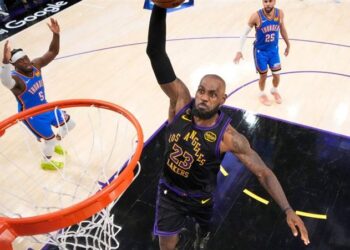 NBA 湖人隊球星詹姆斯與里夫斯在場上溝通戰術