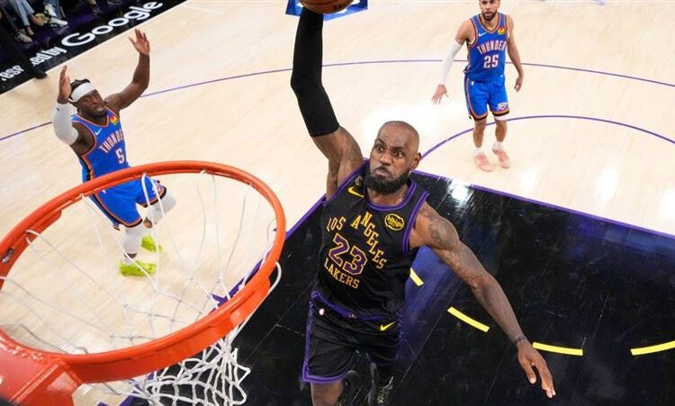 NBA 湖人隊球星詹姆斯與里夫斯在場上溝通戰術