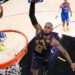 NBA 湖人隊球星詹姆斯與里夫斯在場上溝通戰術