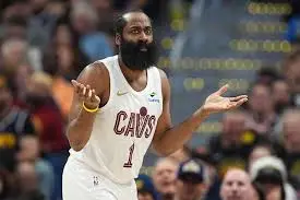 NBA 騎士隊球星哈登與米契爾在比賽中討論戰術